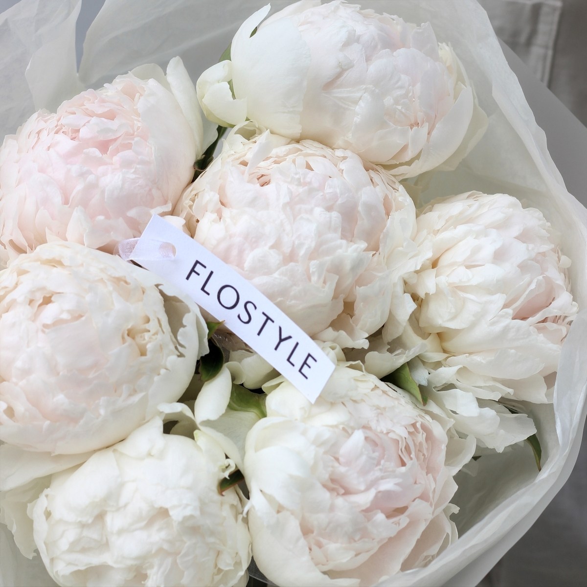 buket iz 7 belyh pionov 4